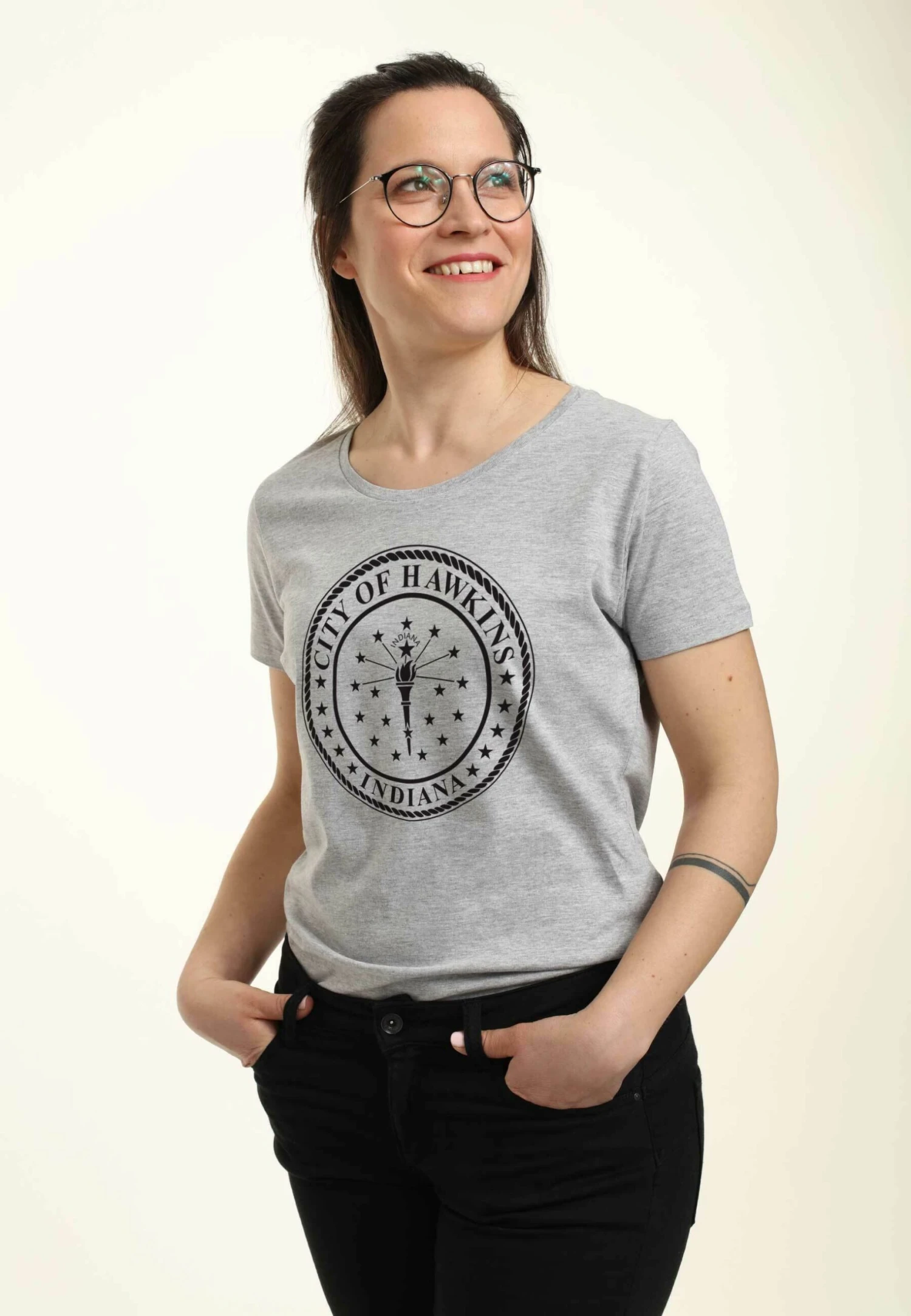 Henry Tiger Stranger Things Hawkins City Seal - T-Shirt Print - Heather Grey - Afbeelding 3