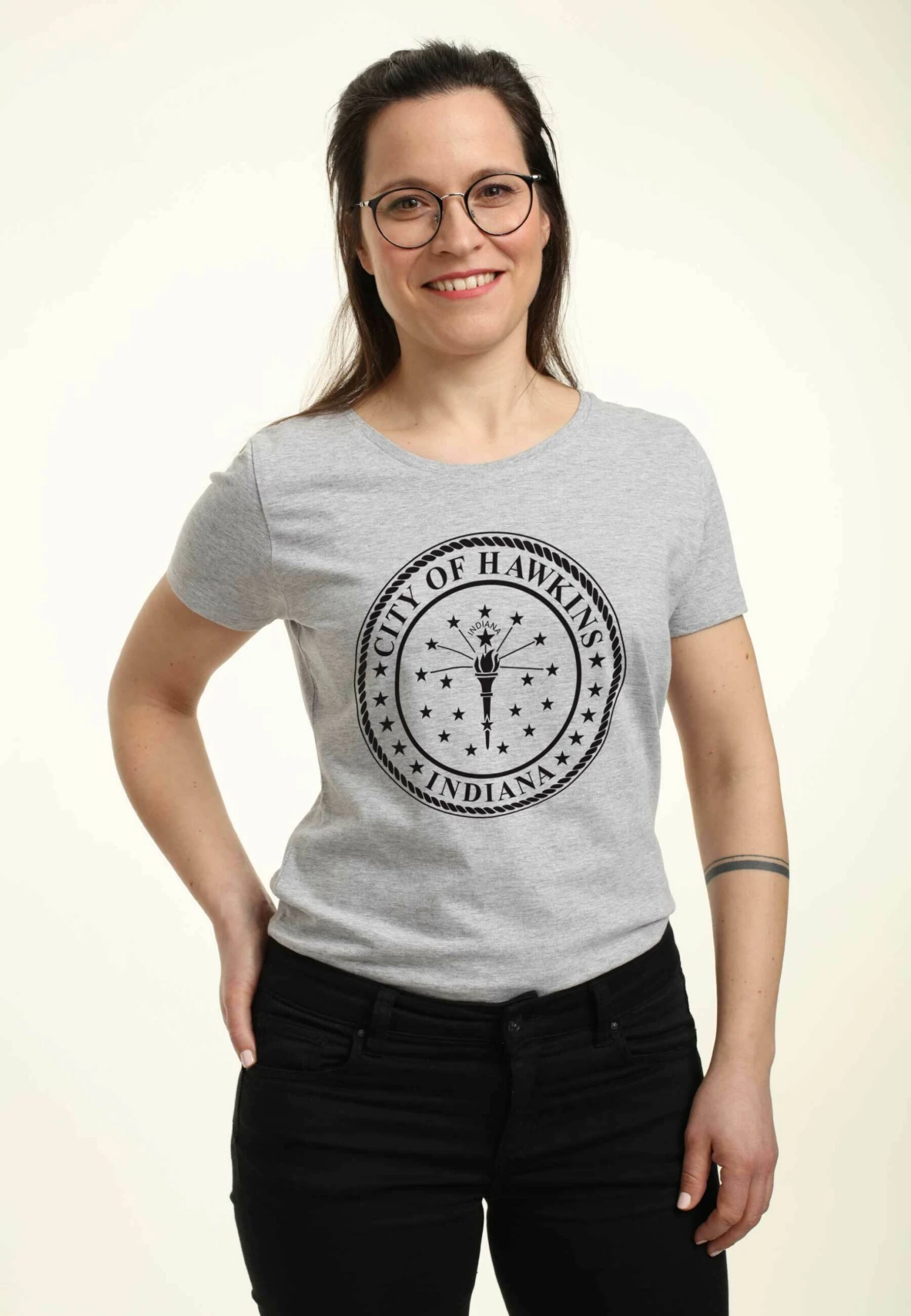 Henry Tiger Stranger Things Hawkins City Seal - T-Shirt Print - Heather Grey - Afbeelding 4